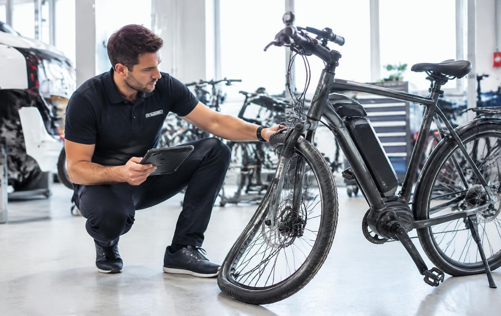 Sachverständiger begutachtet ein beschädigtes E-Bike